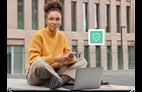 Image d’une femme assise devant un ordinateur portable, un téléphone à la main. Des écrans en surimpression indiquent « Êtes-vous connecté(e) ? », « Mot de passe » et « Protection OK » pour illustrer que les solutions ReadSpeaker sont sécurisées.